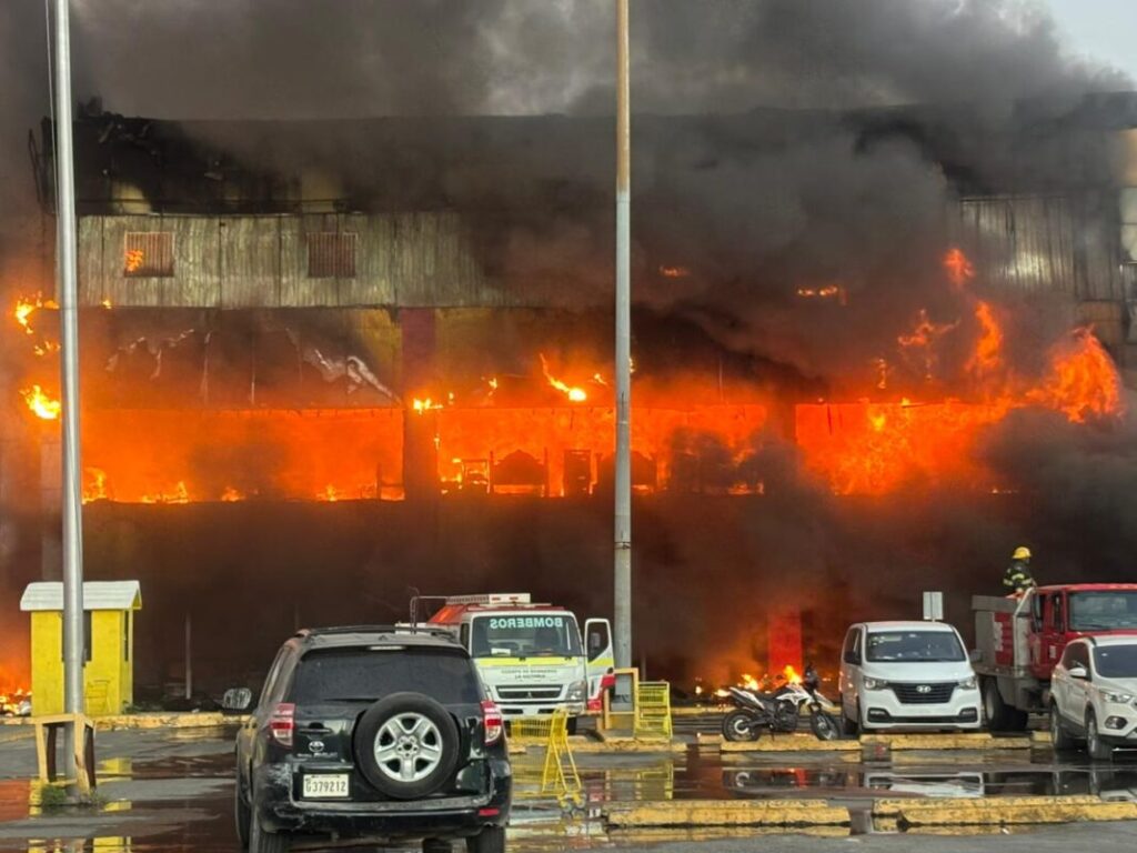Incendio en centro comercial de Villa Mella deja cuantiosos daños materiales