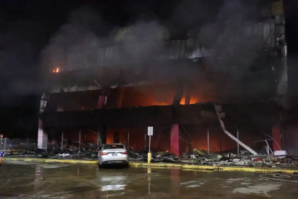 Incendio en centro comercial de Villa Mella deja cuantiosos daños materiales 