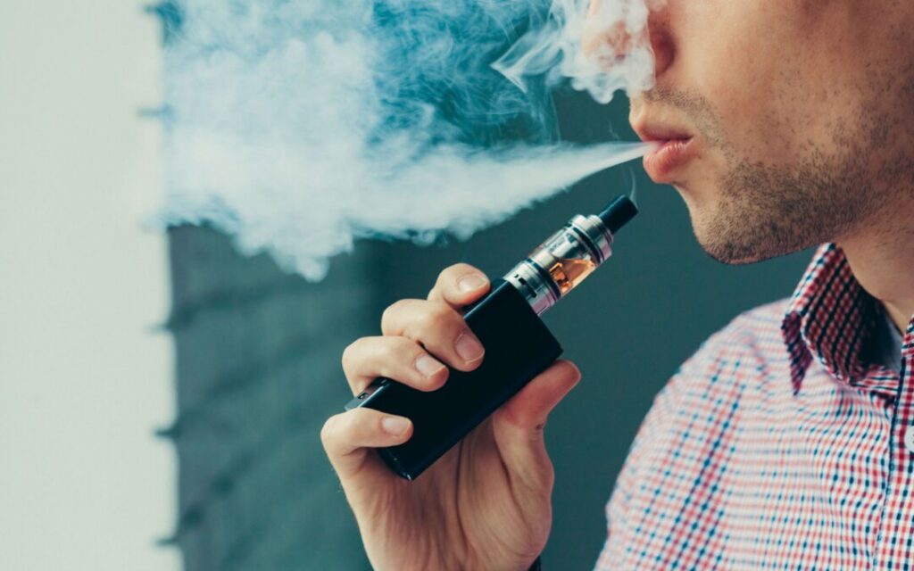 Cigarrillos electrónicos: más eficaces para dejar de fumar, pero bajo creciente vigilancia sanitaria