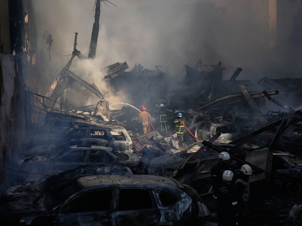 Intensos bombardeos en Líbano tras frágil alto el fuego regional dejan cientos de víctimas