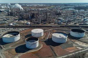 Crisis mundial: reservas de crudo caen a mínimos históricos